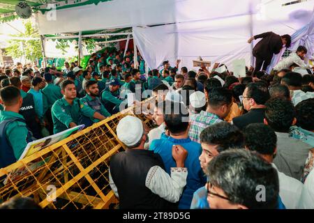 Dhaka, Bangladesh. 18 novembre 2023. Pour recueillir les documents de candidature pour les élections de la 12e Assemblée nationale, les candidats marchent vers le bureau de la Ligue Awami sur Bangabandhu Avenue avec des centaines de dirigeants et de militants, à Dhaka, Bangladesh, le 18 novembre 2023. Photo de Suvra Kanti Das/ABACAPRESS.COM crédit : Abaca Press/Alamy Live News Banque D'Images