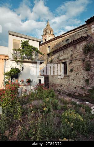 Jardin envahi à Castiglione Di Sicilia, Catane, Sicile, Italie Banque D'Images