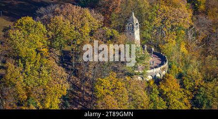 Vue aérienne, zone de loisirs locale Hohenstein, visiteurs au monument de montagne dans la forêt d'automne avec des arbres à feuilles caduques aux couleurs vives de l'automne, Banque D'Images