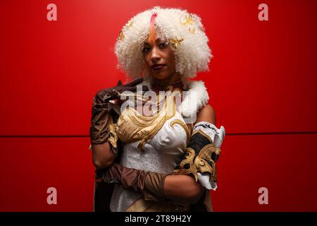 New York, États-Unis. 18 novembre 2023. Le cosplayer Taylor de Las Vegas est habillé en Ningguang de Genshin impact pour l'Anime NYC 2023 au Jacob Javits Center le 18 octobre 2023 à New York. (Photo : Gordon Donovan) (photo : Gordon Donovan/NurPhoto) crédit : NurPhoto SRL/Alamy Live News Banque D'Images