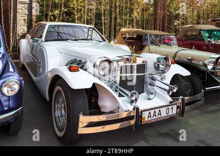 KHARKOV, UKRAINE - 18 AVRIL 2019 : Ceci est une voiture moderne de style néoclassique américain Zimmer Golden Spirit. Banque D'Images