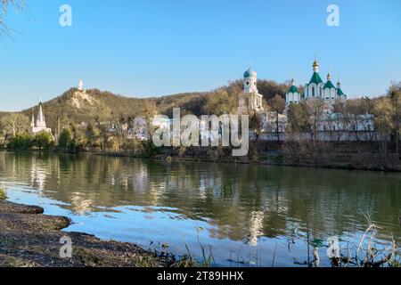 SVYATOGORSK, UKRAINE - 30 OCTOBRE 2021 : ce sont les édifices religieux et les églises de la Lavra de Svyatogorsk. Banque D'Images