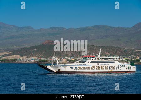 Vue côtière avec le ferry sur Santo Antao avec l'océan Atlantique à Porto Novo, Cap Vert Banque D'Images