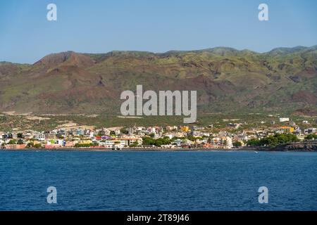 Vue côtière sur Santo Antao avec l'océan Atlantique à Porto Novo, Cap Vert Banque D'Images