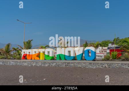 Signe coloré de Porto Novo et une plage de sable noir sur l'île de Santo Antao, Cap-Vert Banque D'Images