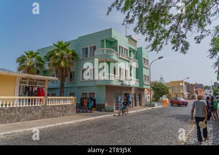 Santo Antao, Cap-Vert - 09.2023. Octobre : vue sur la rue de la ville de Porto Novo avec des maisons sur les îles du Cap-Vert Banque D'Images