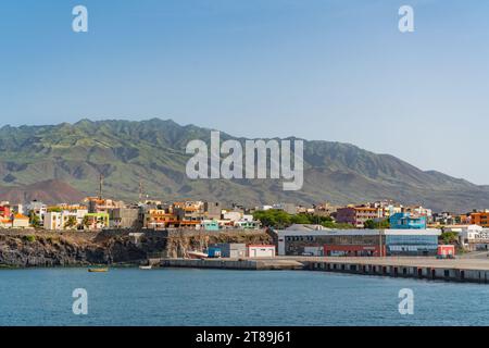 Port de Porto Novo sur Santo Antao avec l'océan Atlantique et la chaîne de montagnes verdoyantes en arrière-plan, Cap Vert Banque D'Images