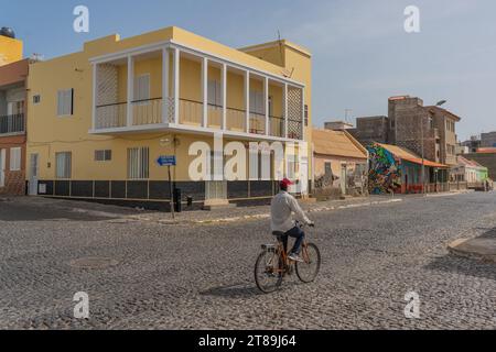 Santo Antao, Cap-Vert - 09.2023. Octobre : vue sur la rue de la ville de Porto Novo avec un chauffeur de vélo, maisons sur les îles du Cap-Vert Banque D'Images