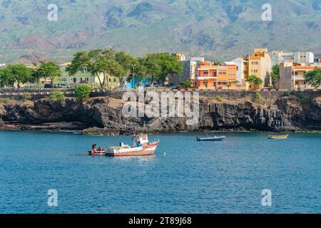 Vue côtière avec bateau de pêche sur Santo Antao avec l'océan Atlantique à Porto Novo, Cap Vert Banque D'Images