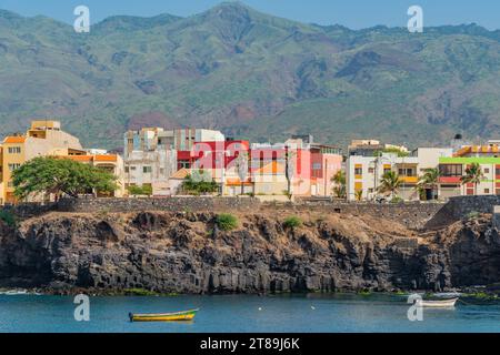 Vue côtière avec maisons sur Santo Antao avec l'océan Atlantique à Porto Novo, Cap Vert Banque D'Images