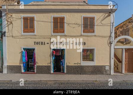 Ribeira Grande, Cap-Vert - 10.2023. Octobre : vue sur la rue de Ribeira Grande avec des bâtiments dans l'île Cap-Vert de Santo Antao Banque D'Images