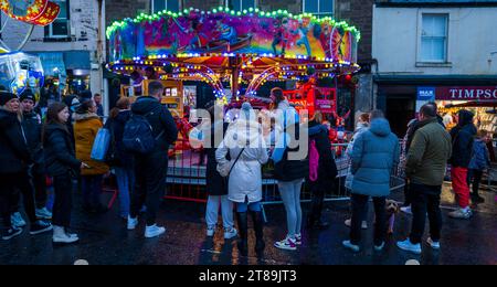 Foule profitant d'une foire dans la rue à un marché de rue de Noël à Lanark, en Écosse Banque D'Images