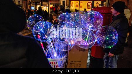 Vendeur de ballons sur un marché de rue à Lanark, en Écosse Banque D'Images