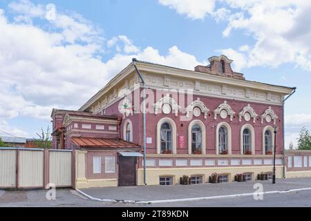 Yelabuga, Russie - 18 juin 2023 : domaine du marchand Staheev. Monument de l'architecture résidentielle, complexe immobilier dans le style éclectique de dire classique Banque D'Images