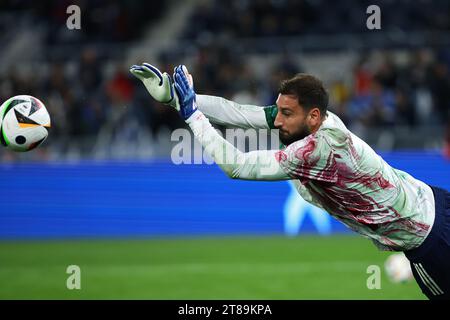 Rome, Italie. 17 novembre 2023. Gianluigi Donnarumma gardien de but italien qui se réchauffe avant l'UEFA Euro 2024, qualifications, match de football du Groupe C entre l'Italie et la Macédoine du Nord le 17 novembre 2023 au Stadio Olimpico à Rome, Italie - photo Federico Proietti/DPPI crédit : DPPI Media/Alamy Live News Banque D'Images