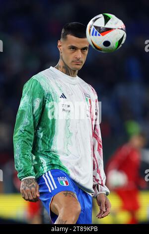 Rome, Italie. 17 novembre 2023. Gianluca Scamacca d'Italie se réchauffe avant l'UEFA Euro 2024, qualifications, match de football du groupe C entre l'Italie et la Macédoine du Nord le 17 novembre 2023 au Stadio Olimpico à Rome, Italie - photo Federico Proietti/DPPI crédit : DPPI Media/Alamy Live News Banque D'Images