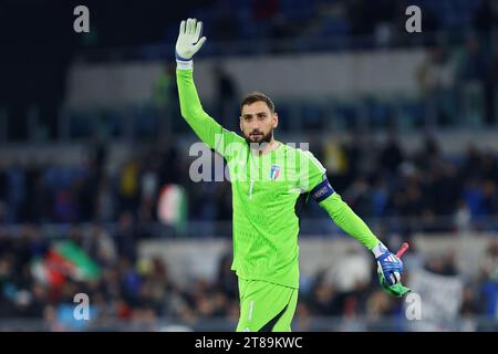 Rome, Italie. 17 novembre 2023. Le gardien italien Gianluigi Donnarumma accueille ses supporters à la fin de l'UEFA Euro 2024, qualifications, match de football du groupe C entre l'Italie et la Macédoine du Nord le 17 novembre 2023 au Stadio Olimpico à Rome, Italie - photo Federico Proietti/DPPI crédit : DPPI Media/Alamy Live News Banque D'Images