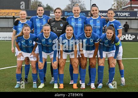 Equipe du KRC Genk avec UP from L to R Gwyneth Vanaenrode (5) de Genk Gwen Duijsters (13) de Genk gardien Mirthe Claes (1) de Genk Ella Van Kerkhoven (33) de Genk Romy camps (3) de Genk Shari Van Belle (8) de Genk Down from L to R Lyndsey Van belle (14) de Genk Luna Vanhoudt (4) de Genk Luna Vanzeir (30) de Genk Thirsa de Meester (7) de Genk sien Vandersanden (10) de Genk photographié lors d'un match de soccer féminin entre SV Zulte - Waregem et KRC Genk le 9 e jour de la saison 2023 - 2024 de la Belge Lotto Womens Super League, le dimanche 18 novembre 2023 à Zulte, BELG Banque D'Images