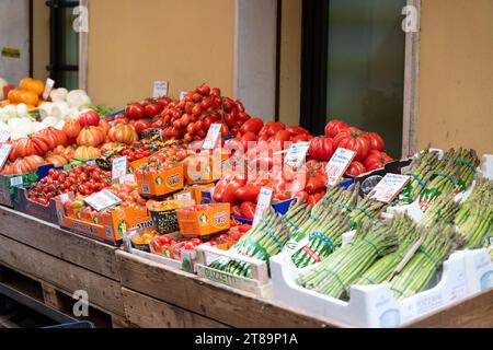 Bologne, Émilie-Romagne Italie. Un étal de marché vendant des fruits et des légumes, de nombreuses options de tomates Banque D'Images