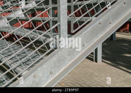 structure particulière en acier inoxydable galvanisé, avec détails des poutres en acier et de leur boulonnage. escalier anti-intention, passage pour piétons. Banque D'Images