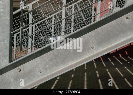 structure particulière en acier inoxydable galvanisé, avec détails des poutres en acier et de leur boulonnage. escalier anti-intention, passage pour piétons. Banque D'Images