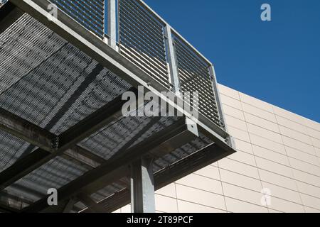 structure particulière en acier inoxydable galvanisé, avec détails des poutres en acier et de leur boulonnage. escalier anti-intention, passage pour piétons. Banque D'Images