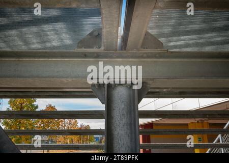 structure particulière en acier inoxydable galvanisé, avec détails des poutres en acier et de leur boulonnage. escalier anti-intention, passage pour piétons. Banque D'Images