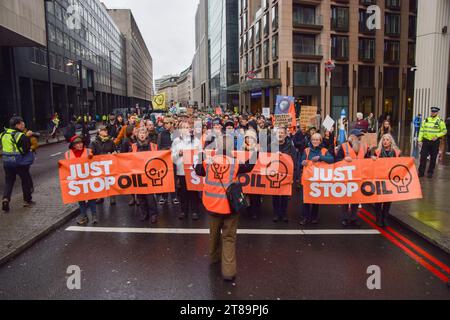 Londres, Royaume-Uni. 18 novembre 2023. Les militants de Just Stop Oil défilent avec des bannières près de Waterloo Station alors que le groupe d’action pour le climat poursuit ses protestations contre les nouveaux permis de production de combustibles fossiles. (Photo de Vuk Valcic/SOPA Images/Sipa USA) crédit : SIPA USA/Alamy Live News Banque D'Images