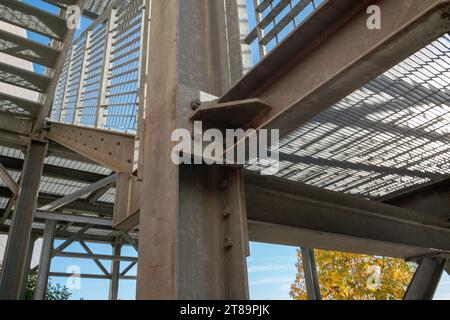 structure particulière en acier inoxydable galvanisé, avec détails des poutres en acier et de leur boulonnage. escalier anti-intention, passage pour piétons. Banque D'Images