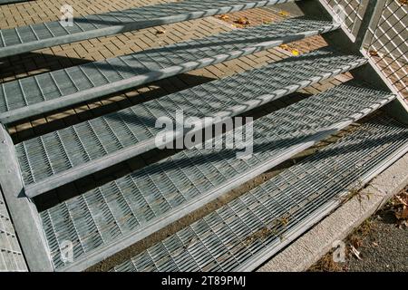 structure particulière en acier inoxydable galvanisé, avec détails des poutres en acier et de leur boulonnage. escalier anti-intention, passage pour piétons. Banque D'Images