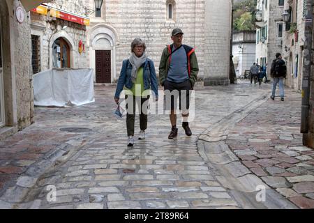 Monténégro, 15 avril 2023 : un couple de touristes marchent dans la rue de la vieille ville de Kotor Banque D'Images