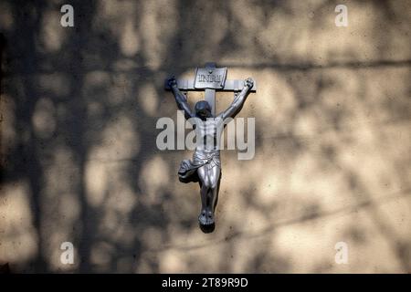 Jésus crucifié figure sur le mur du monastère de Saint Jean-Baptiste et Antoine à Zemun, Serbie Banque D'Images