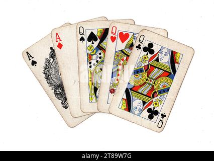 Une main de poker de cartes à jouer vintage montrant une maison pleine de reines et as un fond blanc. Banque D'Images