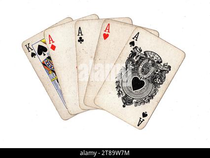 Une main de poker de cartes à jouer vintage montrant un quatre as sur un fond blanc. Banque D'Images