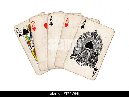 Une main de poker de cartes à jouer vintage montrant trois as sur un fond blanc. Banque D'Images