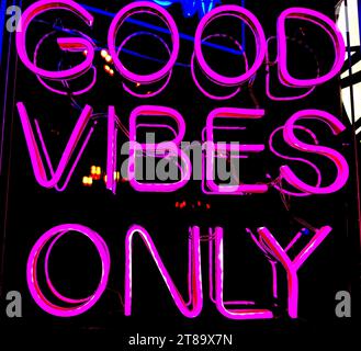 Gros plan d'un panneau au néon avec les mots GOOD VIBES ONLY. Banque D'Images