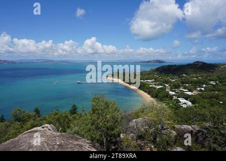 Vue de hawkings point belvédère sur la jetée de la baie de pique-nique sur l'île magnétique, queensland, australie Banque D'Images