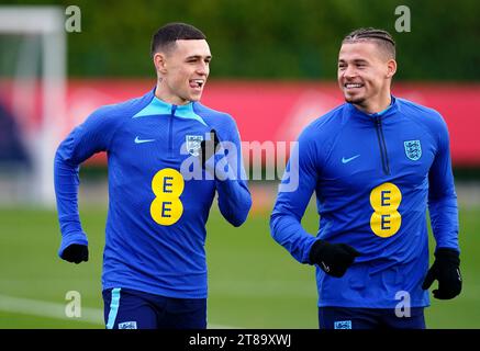 Les Anglais Phil Foden et Kalvin Phillips (à droite) lors d'une séance d'entraînement au Tottenham Hotspur Training Ground, Londres. Date de la photo : dimanche 19 novembre 2023. Banque D'Images