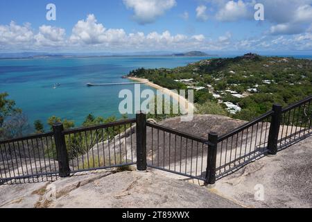 Vue de hawkings point belvédère sur la jetée de la baie de pique-nique sur l'île magnétique, queensland, australie Banque D'Images