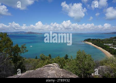 Vue de hawkings point belvédère sur la jetée de la baie de pique-nique sur l'île magnétique, queensland, australie Banque D'Images