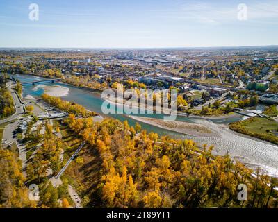 St. Patrick's Island Park et Bow River vue aérienne en automne. Feuillage d'automne dans la ville de Calgary, Alberta, Canada. Banque D'Images