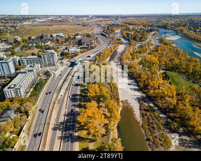 St. Patrick's Island Park et Bow River et Memorial Drive vue aérienne en automne. Feuillage d'automne dans la ville de Calgary, Alberta, Canada. Banque D'Images
