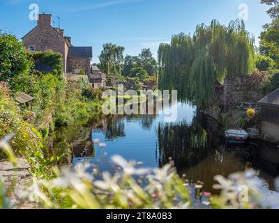 Végétation vue encadrée sur les eaux calmes de la rivière Trieux. Prise un après-midi d'été à Pontrieux, Bretagne, France Banque D'Images