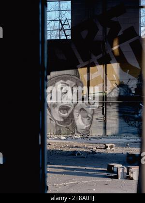 Intérieur d'un bâtiment industriel abandonné avec des graffitis pris sur une journée ensoleillée d'hiver près de Montréal, Québec, Canada Banque D'Images