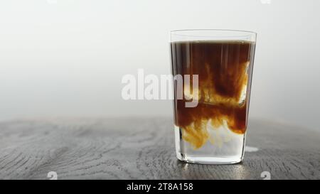 Faire un espresso tonique dans verre droit, photo large Banque D'Images