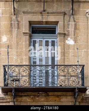 Balcon antique dans la vieille ville de Nicosie. Chypre Banque D'Images