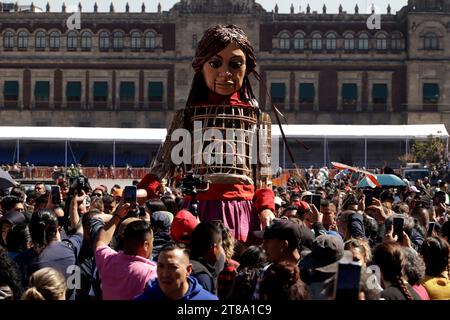 Non exclusive : 18 novembre 2023, Mexico, Mexique : Little Amal marche dans les rues de la Plaza del Zocalo au Palacio de las Bellas Artes à M. Banque D'Images