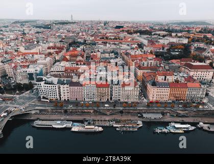 Belle vue aérienne de la ville de Prague en république tchèque avec la rivière Vltava et la vieille ville en automne - prise par drone. Paysage urbain de Prague d'en haut. Banque D'Images