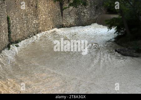 l'eau s'écoule rapidement après l'ouverture de la barrière du barrage Banque D'Images