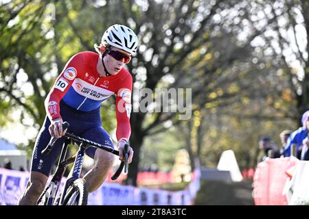 Troyes, France. 19 novembre 2023. Néerlandais Tibor Del Grosso photographié en action lors de la course U23 à l'épreuve cycliste de coupe du monde de cyclocross à Troyes, France, étape 4 (sur 14) de la compétition de coupe du monde de cyclocross UCI, dimanche 19 novembre 2023. BELGA PHOTO JASPER JACOBS crédit : Belga News Agency/Alamy Live News Banque D'Images